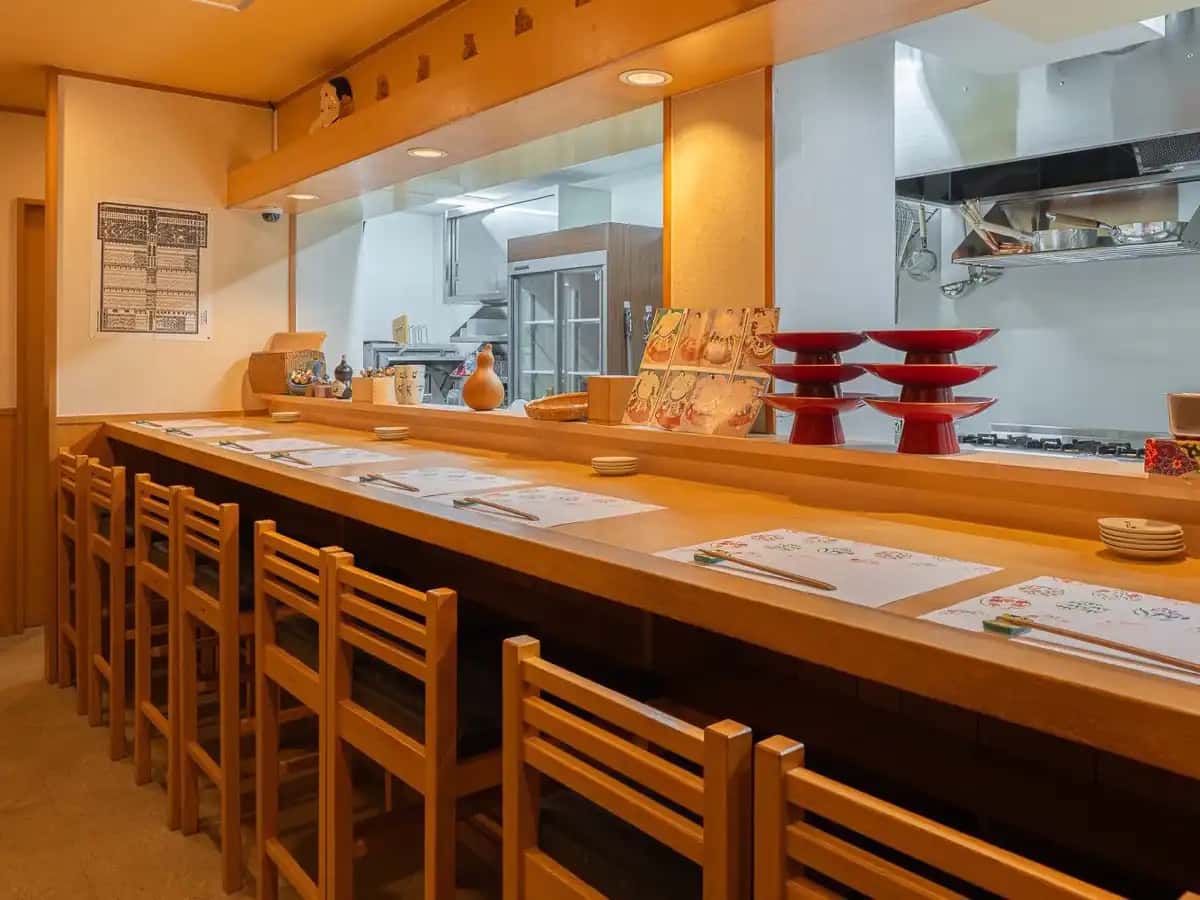 木の温もりが広がる、とんかつ 志賀のカウンター席